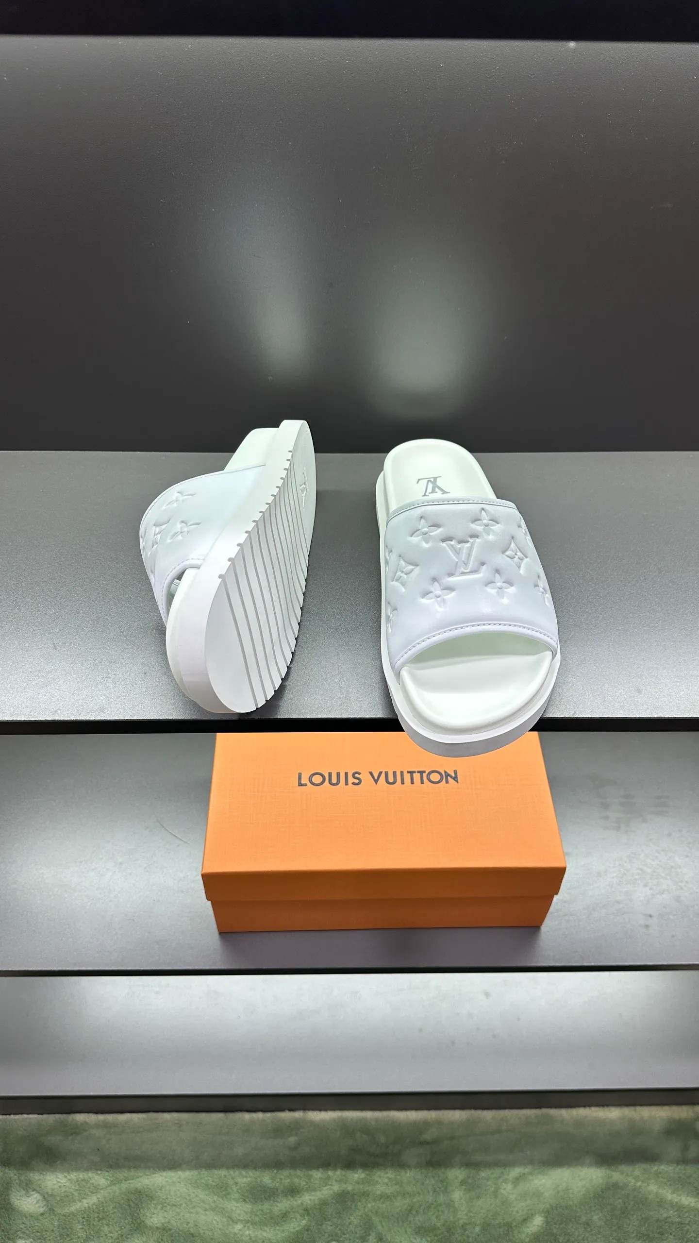 [L Home] P: 300💰Size: 38-45 Top purchasing lv men's summer slippers, classic presbyopia with soft real leather lining, unique color splicing effect, distinctive personality, fashionable and trendy essential style, light and comfortable. Lightweight and tough rubber insole, micro ridged foam outsole, super comfortable!